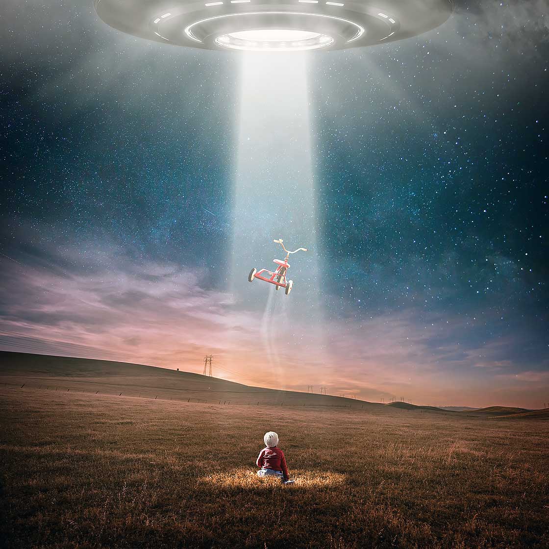 Image by Comfreak via Pixabay.com (https://pixabay.com/en/ufo-aliens-landscape-evening-1673929/) [PUBLIC DOMAIN]